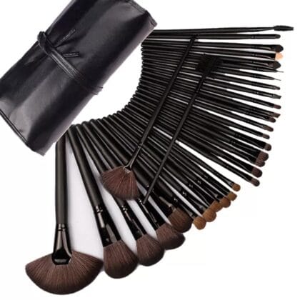 Makeup brushes with pouch