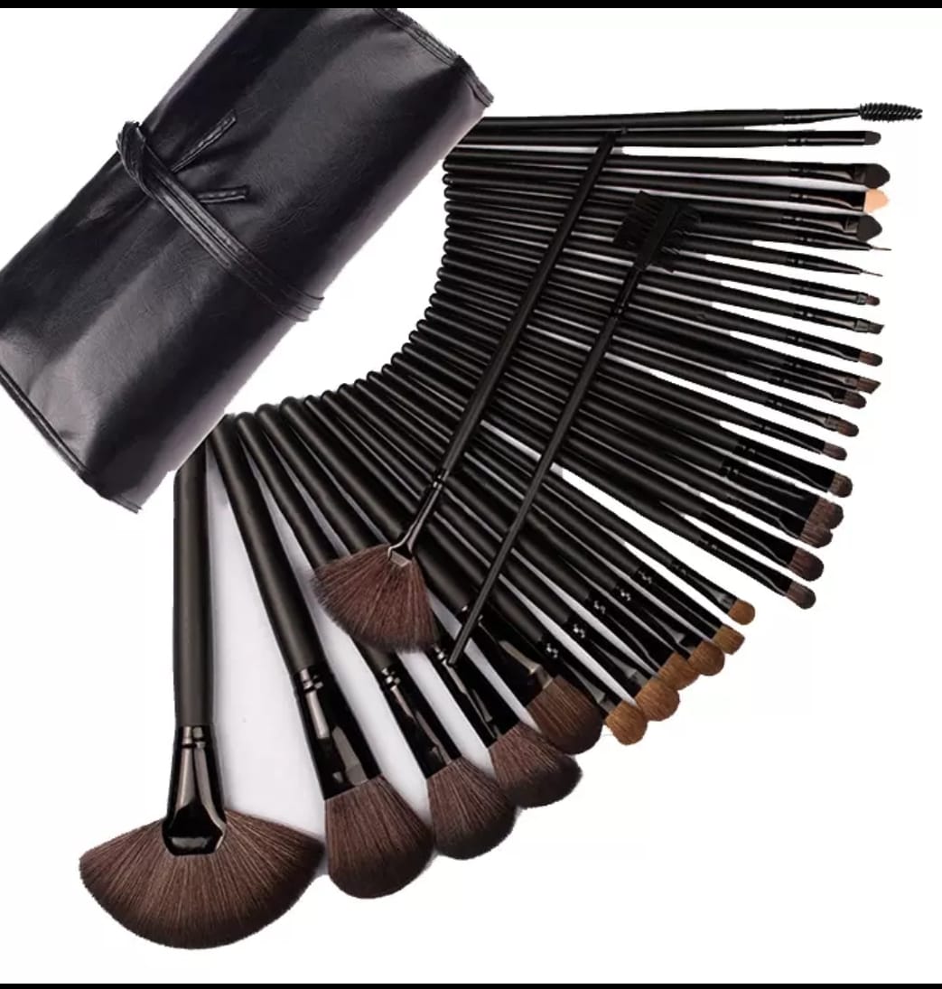 Makeup brushes with pouch